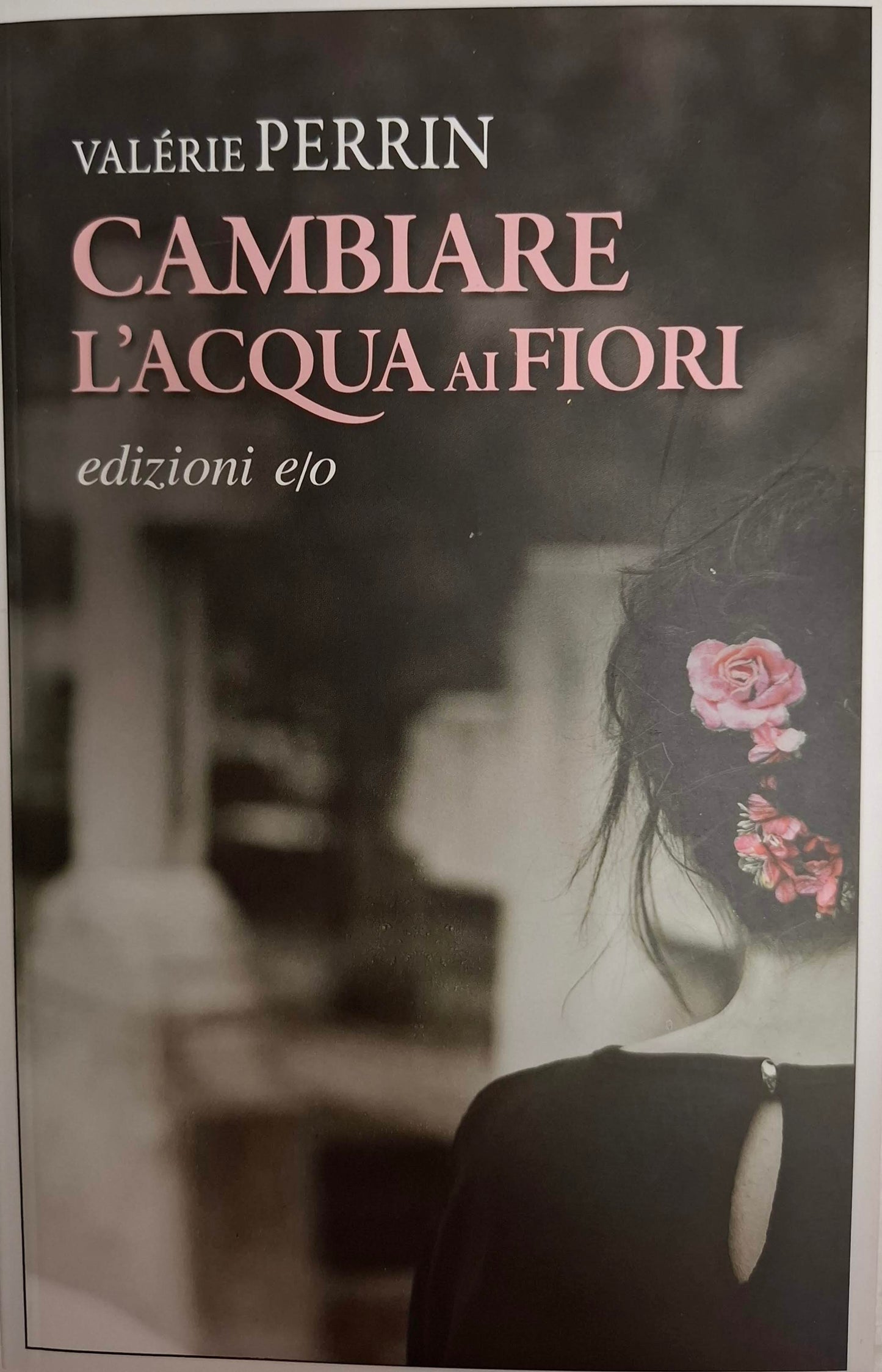 Cambiare l'acqua ai fiori