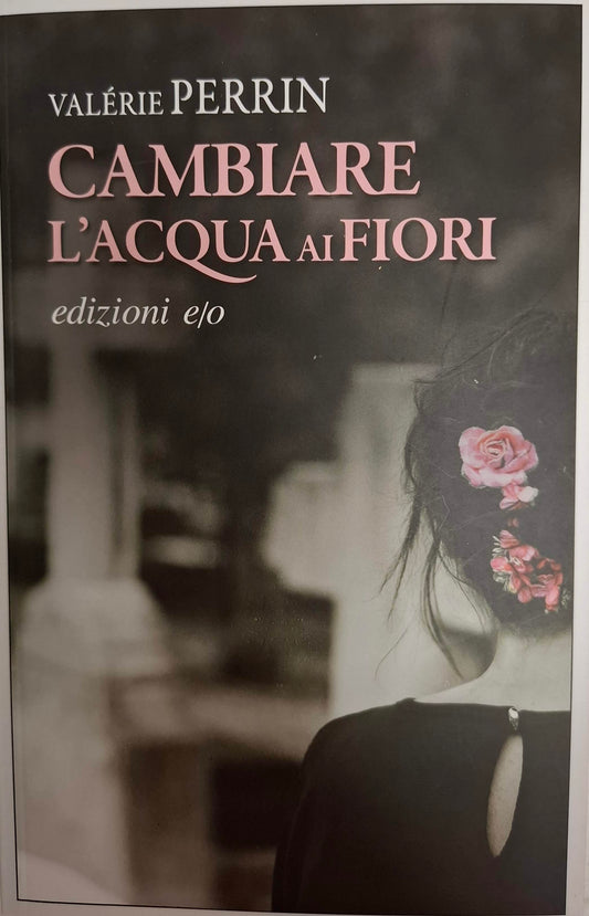 Cambiare l'acqua ai fiori
